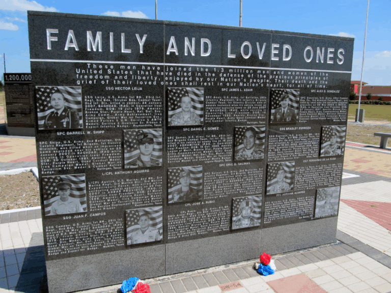 Monumento commemorativo ai caduti americani, tributo a famiglie e vittime delle guerre moderne, simbolo della memoria e del sacrificio USA