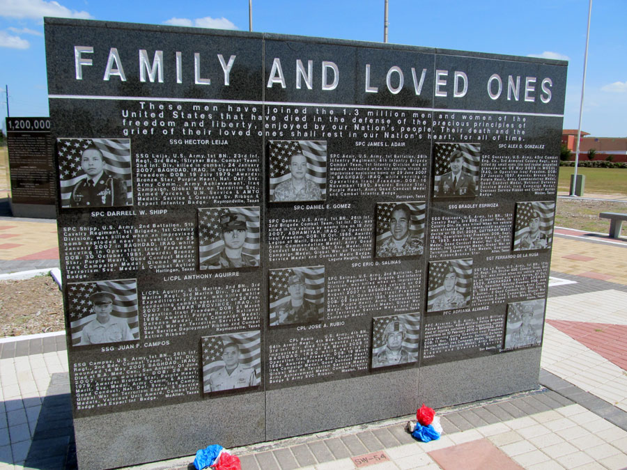 Monumento commemorativo ai caduti americani, tributo a famiglie e vittime delle guerre moderne, simbolo della memoria e del sacrificio USA