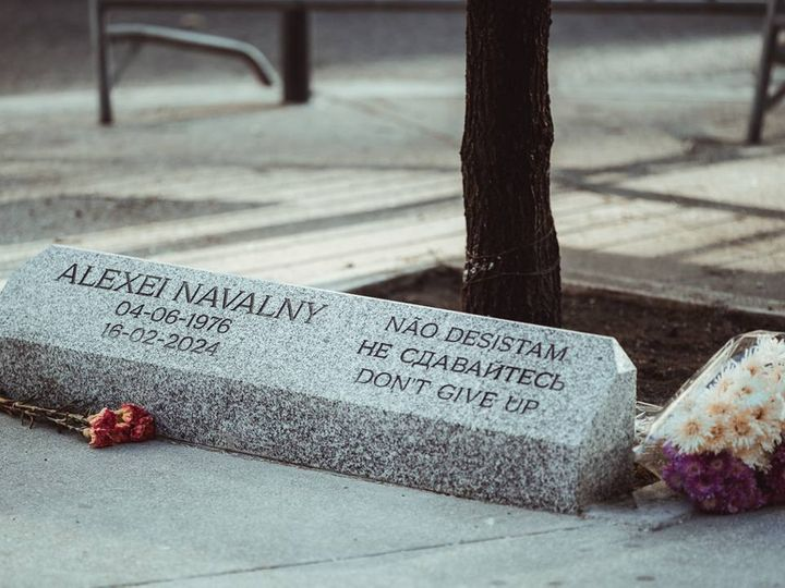 Tomba di Alexei Navalny, simbolo della resistenza all'autoritarismo in Russia e della lotta per i diritti civili.