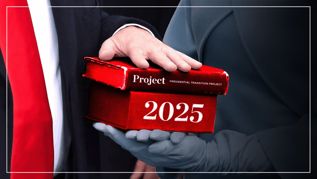 Simbolo del Project 2025 nelle mani dell’amministrazione Trump, emblema della trasformazione della democrazia USA