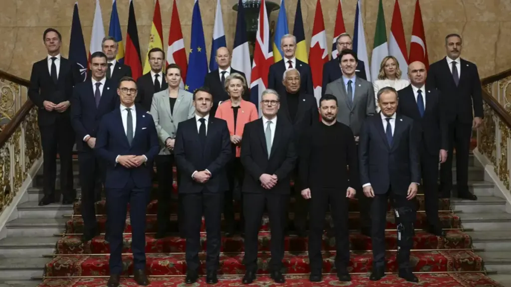 Foto di gruppo dei leader europei durante il vertice dei “volenterosi” per il supporto all’Ucraina contro l’aggressione russa