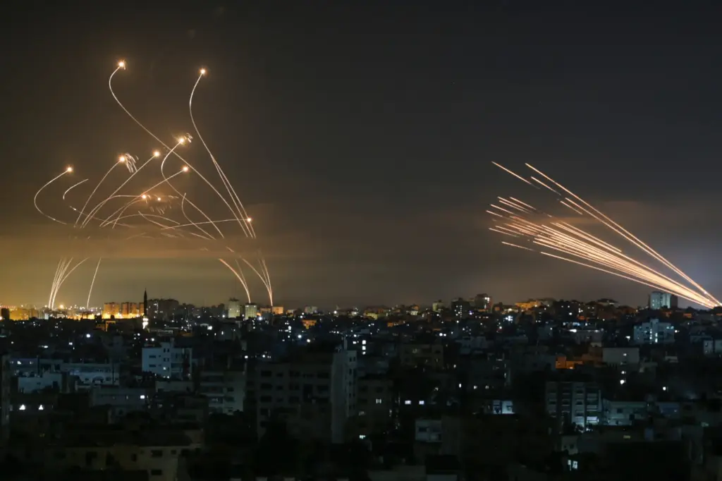 Scambio di razzi e intercettazioni nel cielo notturno sopra Israele durante un attacco missilistico da Gaza