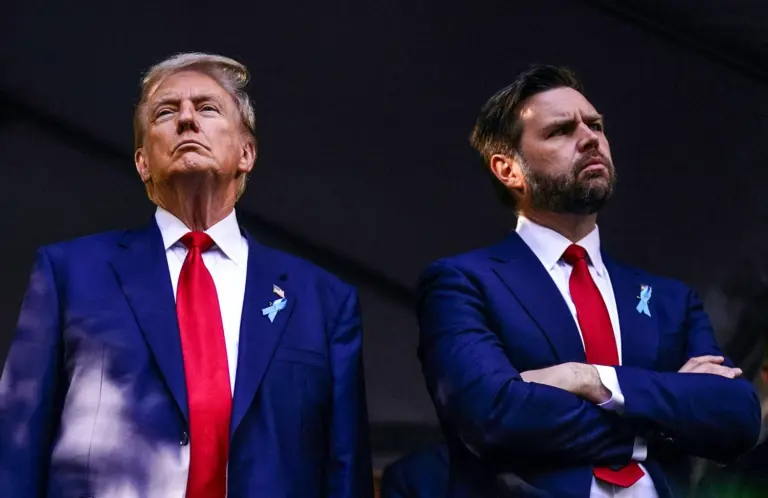 Donald Trump e James David Vance in posa solenne, simbolo della nuova destra americana