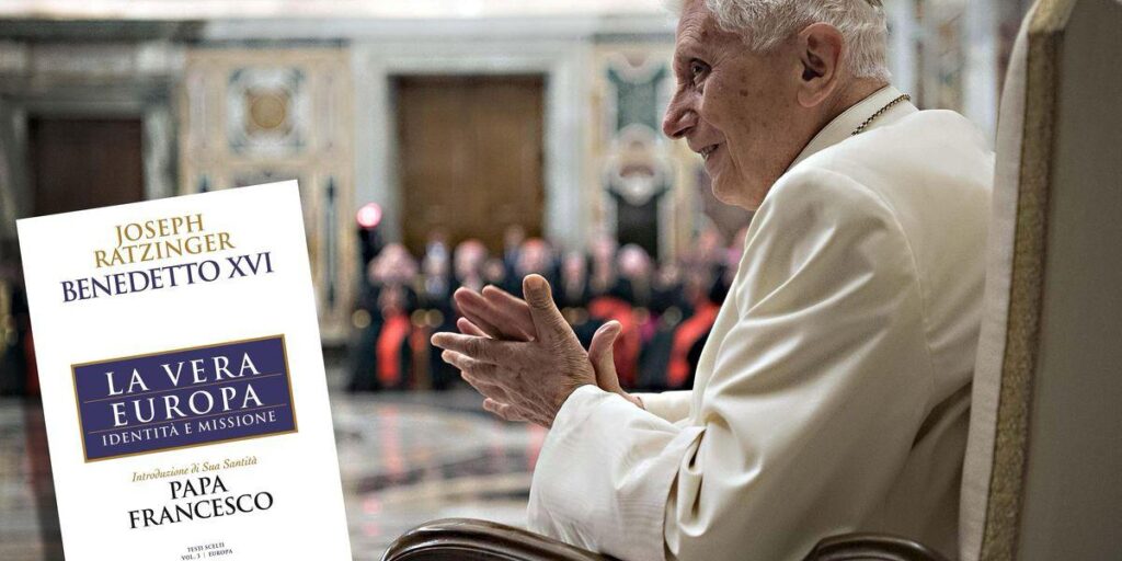Papa Benedetto XVI seduto in udienza, con il libro “La vera Europa” in primo piano.