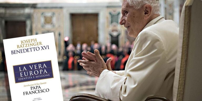 Papa Benedetto XVI seduto in udienza, con il libro “La vera Europa” in primo piano.