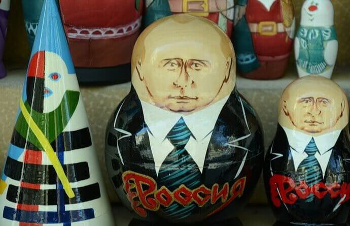Matrioske con il volto di Vladimir Putin, simbolo della propaganda filorussa e della disinformazione pro-Cremlino.