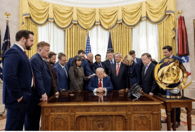 Donald Trump circondato da uomini nello Studio Ovale