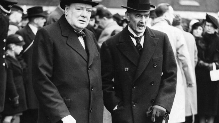 Winston Churchill e Neville Chamberlain in un’immagine d’epoca, simbolo del contrasto tra appeasement e resistenza ai regimi autoritari.