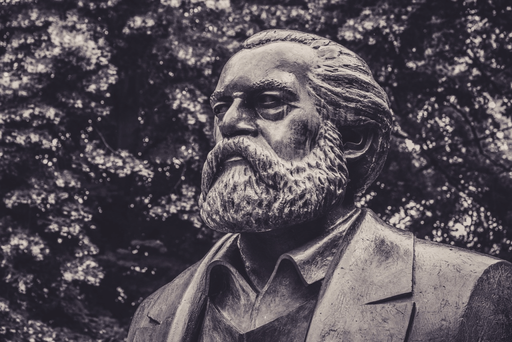 Statua di Karl Marx in un parco, simbolo del pensiero comunista e oggetto di critica al marxismo moderno