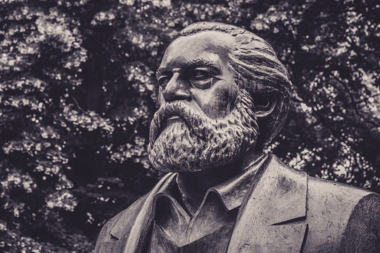 Statua di Karl Marx in un parco, simbolo del pensiero comunista e oggetto di critica al marxismo moderno