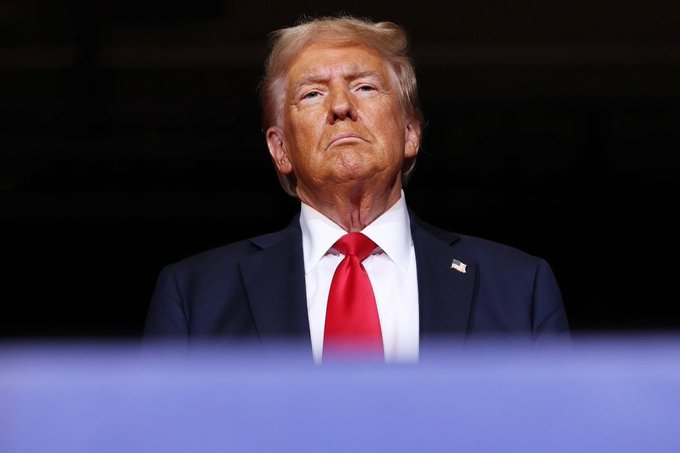 Donald Trump in posa solenne durante un comizio elettorale – simbolo del populismo conservatore americano