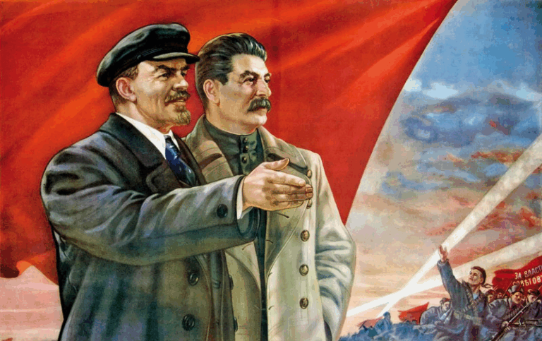 Illustrazione di propaganda sovietica con due leader comunisti davanti a una bandiera rossa, in un contesto celebrativo.
