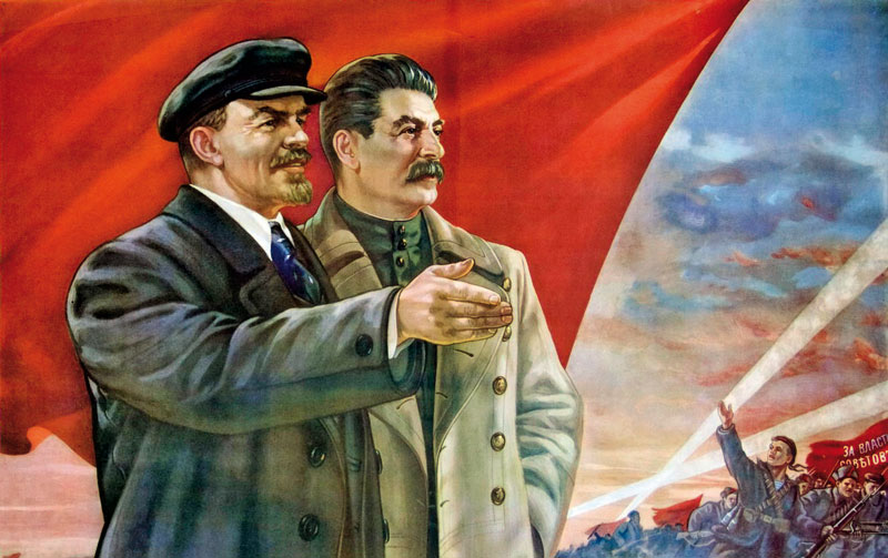 Illustrazione di propaganda sovietica con due leader comunisti davanti a una bandiera rossa, in un contesto celebrativo.