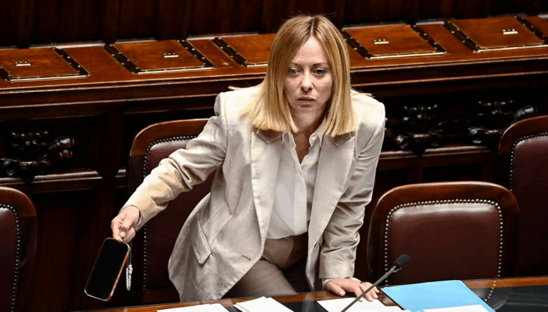 Giorgia Meloni seduta in aula parlamentare durante una sessione ufficiale