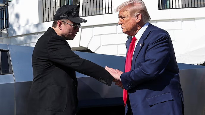Donald Trump stringe la mano a Musk, entrambi simbolo della fine dell'American Dream