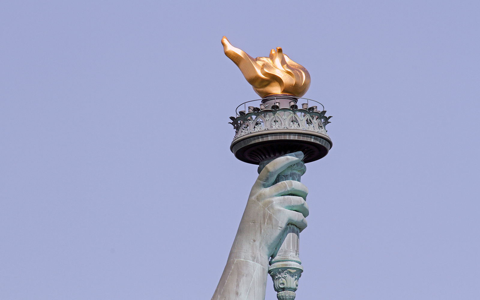 La fiaccola della Statua della Libertà come simbolo della luce del progresso e dei diritti contro ogni restaurazione.