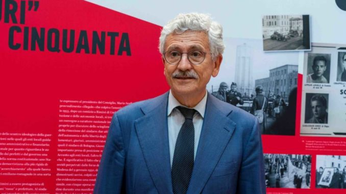 Massimo D’Alema davanti a una mostra fotografica: il suo ruolo nella politica estera italiana e le contraddizioni sul Donbas.