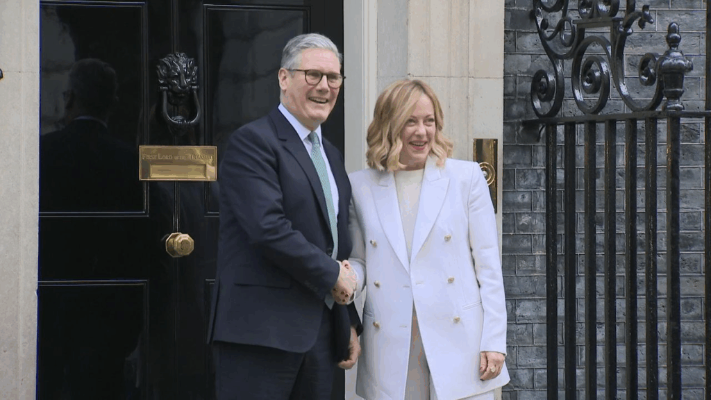Keir Starmer stringe la mano a Giorgia Meloni davanti al numero 10 di Downing Street, simbolo della diplomazia tra Regno Unito e Italia