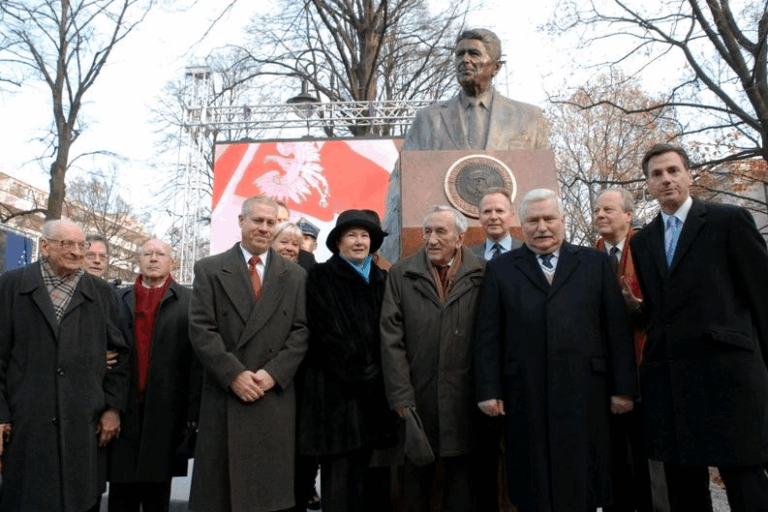 Lech Wa??sa con un gruppo di ex leader e cittadini davanti a un monumento commemorativo, durante una cerimonia pubblica
