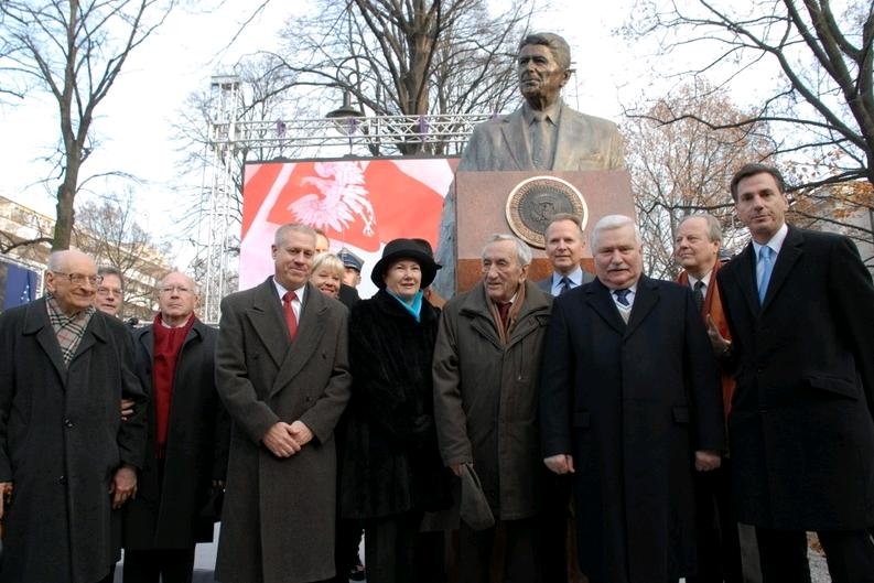Lech Wa??sa con un gruppo di ex leader e cittadini davanti a un monumento commemorativo, durante una cerimonia pubblica