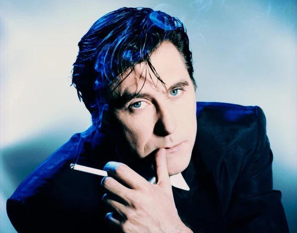 Ritratto artistico di Bryan Ferry con sigaretta, in posa elegante su sfondo azzurro