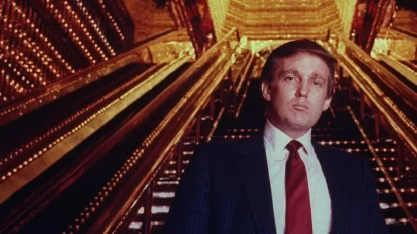 Donald Trump in un ambiente dorato e sontuoso, , simbolo del potere e dell'immagine costruita prima della sua ascesa politica