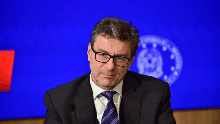 Il ministro Giancarlo Giorgetti durante una conferenza stampa sull’economia italiana e le sfide legate a deficit, crescita e dazi USA.