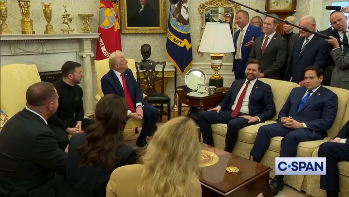 Volodymyr Zelensky in divisa militare nello Studio Ovale con Donald Trump e delegazione USA