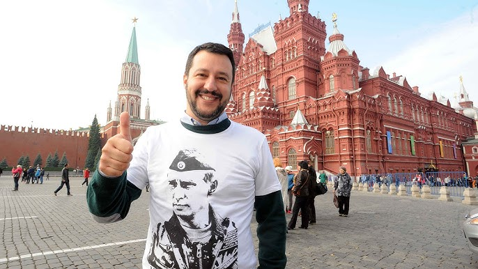 Matteo Salvini in Piazza Rossa a Mosca con maglietta di Putin: simbolo delle ambiguità politiche italiane nei rapporti con la Russia.