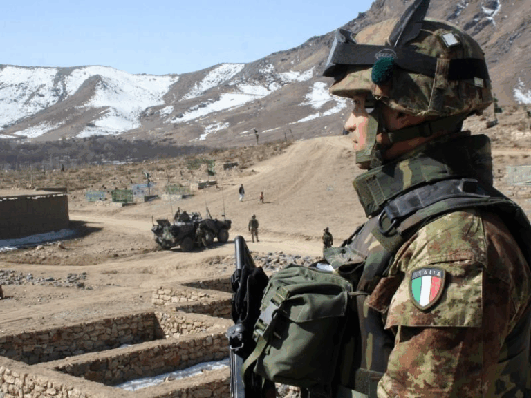 Soldato italiano in missione internazionale, simbolo del ruolo attivo dell’Italia nella difesa europea e del supporto all’Ucraina