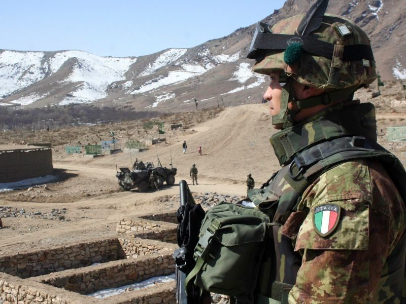 Soldato italiano in missione internazionale, simbolo del ruolo attivo dell’Italia nella difesa europea e del supporto all’Ucraina