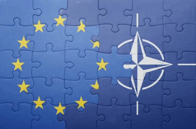 Bandiera dell'Unione Europea e logo NATO a puzzle: simbolo dell'integrazione strategica europea nella difesa atlantica