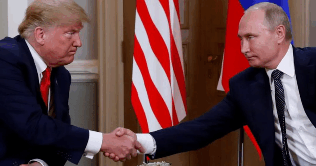 Stretta di mano tra Donald Trump e Vladimir Putin durante un incontro diplomatico tra USA e Russia
