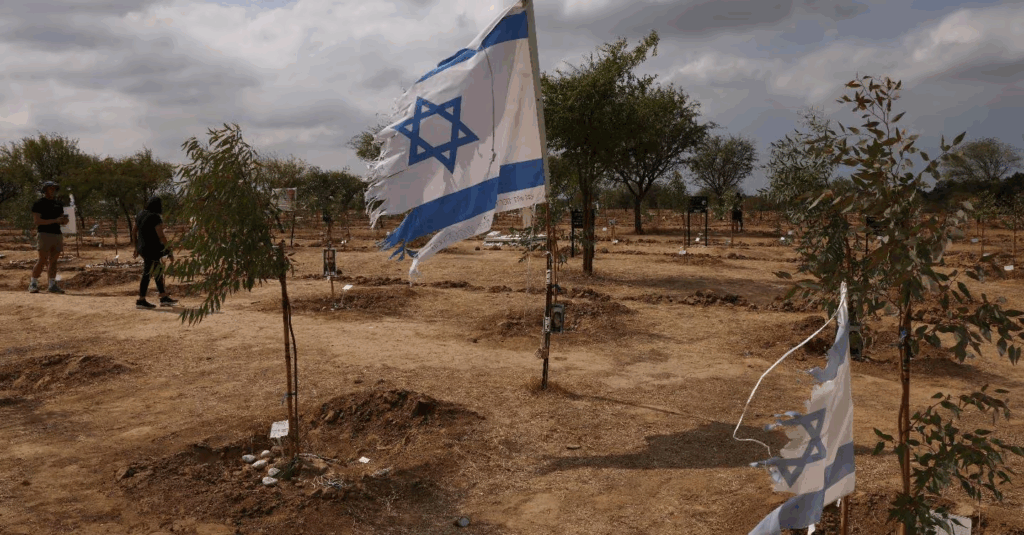 Bandiera di Israele tra tombe simboliche nel deserto dopo gli attacchi del 7 ottobre nel conflitto Israele Hamas.