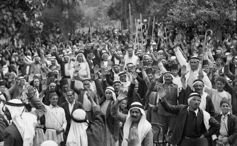 Folla di manifestanti arabi durante la grande rivolta del 1936 in Palestina