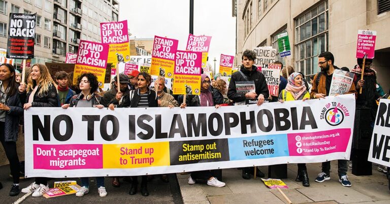 Manifestanti con cartelli e striscione “No to Islamophobia” durante una protesta contro il razzismo e la discriminazione