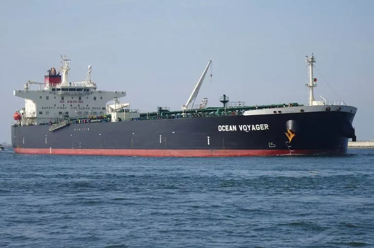 Petroliera russa in mare aperto, parte della cosiddetta flotta ombra coinvolta nel commercio di petrolio eludendo le sanzioni internazionali