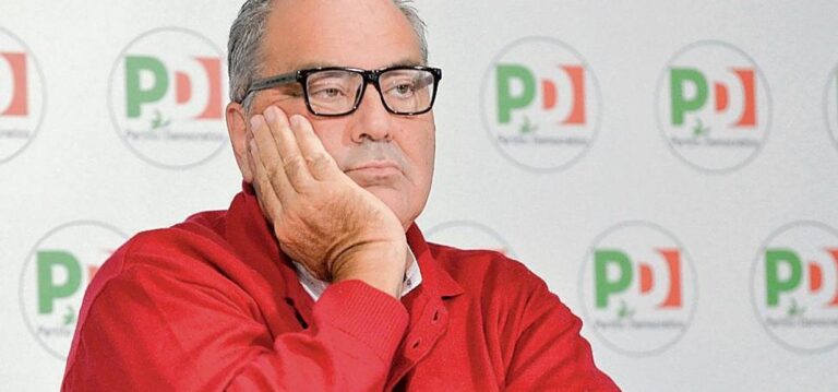 Goffredo Bettini davanti al logo del Partito Democratico: