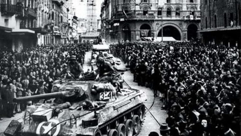 Folla accoglie i carri armati alleati durante la liberazione di Bologna, 21 aprile 1945