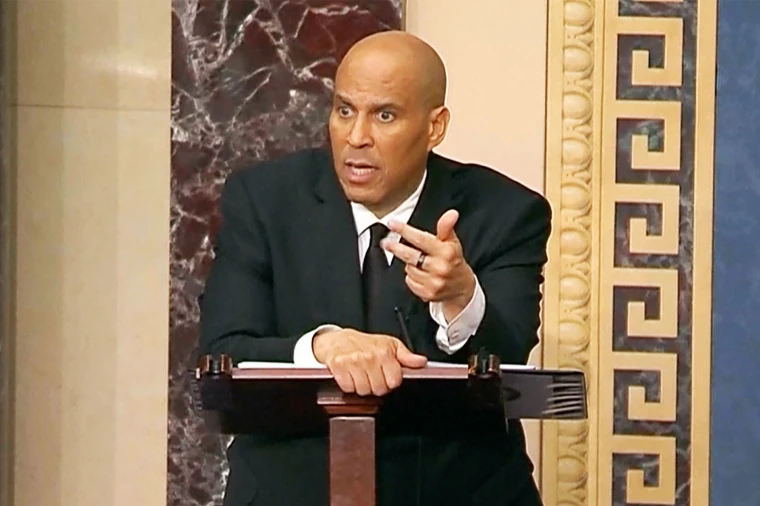 Cory Booker parla con intensità al Senato durante una protesta contro le politiche di Donald Trump