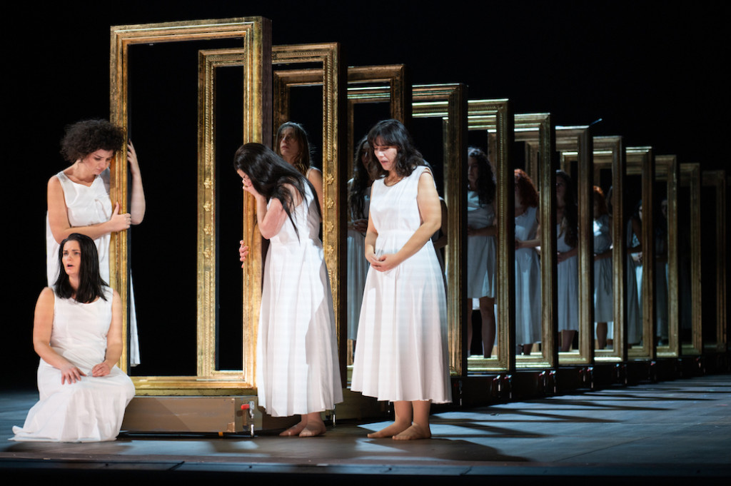 Scena teatrale dell’opera “Dialogues des Carmélites” di Poulenc con suore in abiti bianchi, in cammino verso il sacrificio