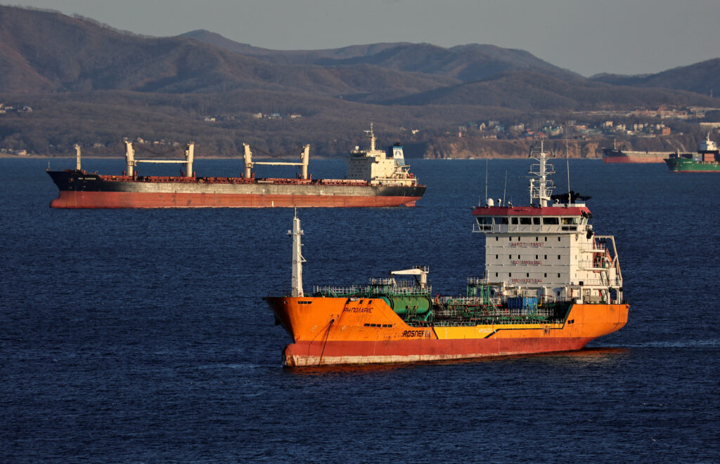Petroliere in navigazione lungo rotte marittime internazionali, simbolo del commercio globale di petrolio russo verso l’Africa