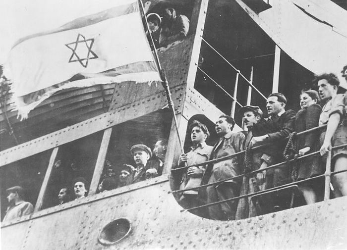 Ebrei su una nave negli anni ’40, ritratti durante uno spostamento storico legato alla nascita dello Stato di Israele