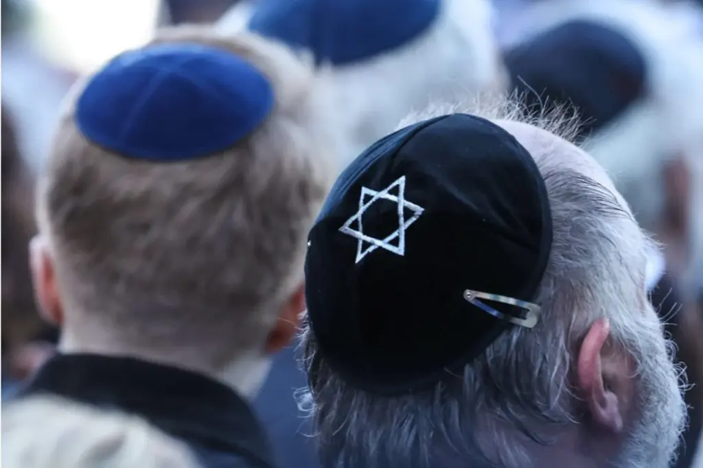 Uomini con kippah in segno di solidarietà verso la comunità ebraica italiana