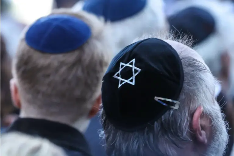 Uomini con kippah in segno di solidarietà verso la comunità ebraica italiana