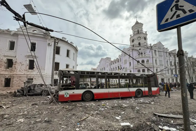 Autobus distrutto e palazzi colpiti dopo un bombardamento a Sumy, in Ucraina: scena della strage causata dall’invasione russa