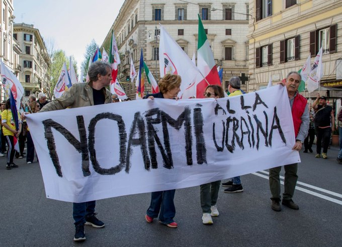 anifestazione in strada con striscione “No armi alla Ucraina”.