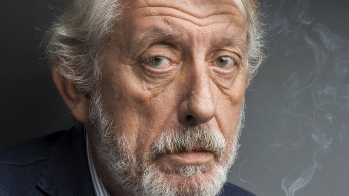 Ritratto di Massimo Bordin, storico direttore di Radio Radicale e voce iconica della rassegna stampa italiana.