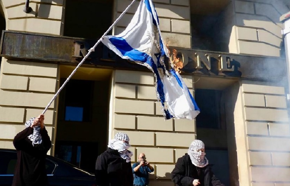 Manifestanti sventolano bandiere israeliane