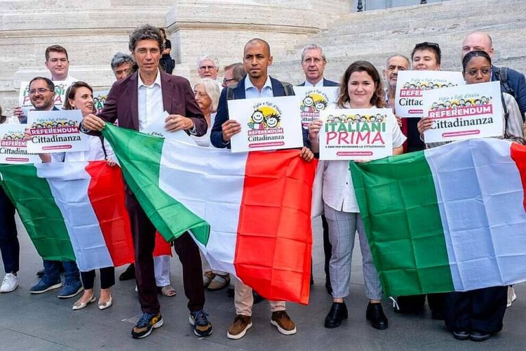 Cittadini manifestano per il referendum sulla cittadinanza in Italia, con cartelli e bandiere tricolori a sostegno della riforma